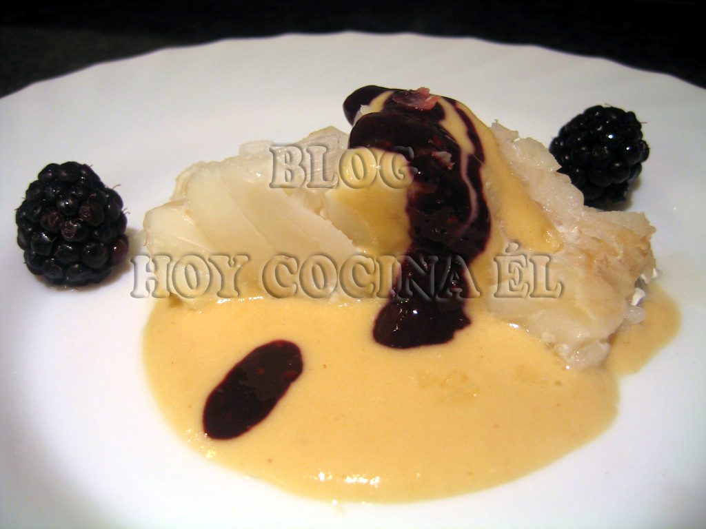 Skrei con crema de purrusalda y mora