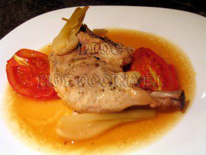 Pollo al horno con tomate y cebolletas
